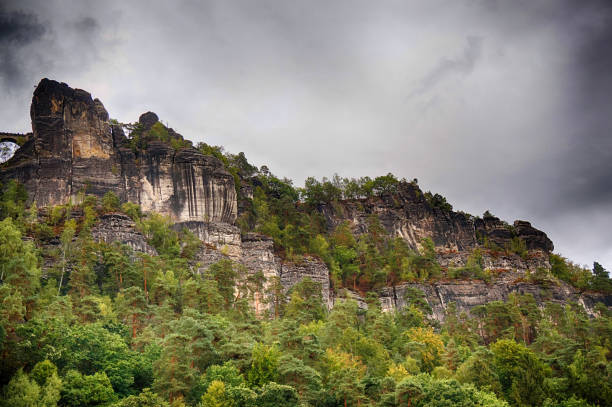 paisagem deslumbrante ao longo do rio elba - rochas schramm - fotografias e filmes do acervo