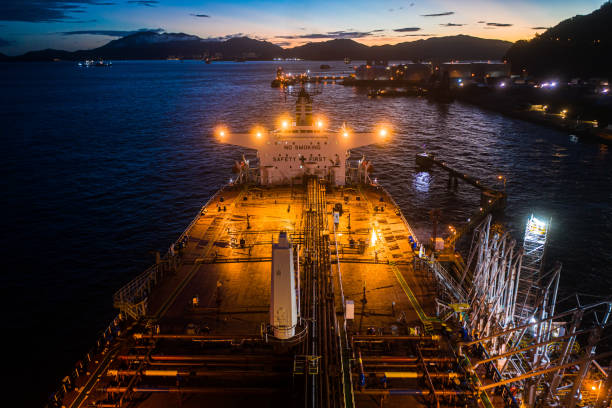 нефтяные танкеры пришвартованы на нефтехимическом нефтяном судоходном терминале в порту цынд и - oil shipping industrial ship oil tanker стоковые фото и изображения