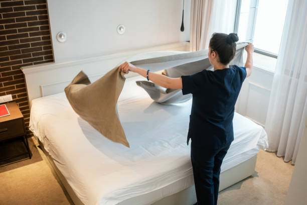 sirvienta haciendo la cama, preparando la habitación del hotel para los huéspedes - changing sheets fotografías e imágenes de stock