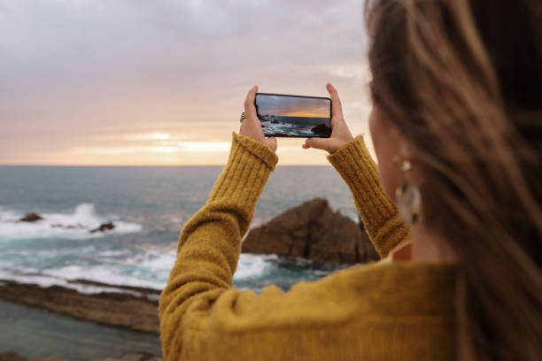 femme prenant une photo avec un smartphone - paysage photos photos et images de collection