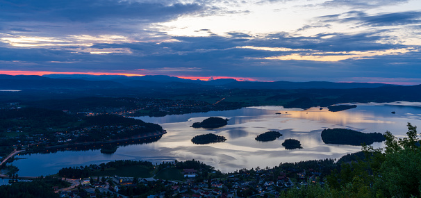 Puesta de sol sobre Tyrifjorden llamado Lago Tyri desde el mirador Vista del Rey (vista real) photo