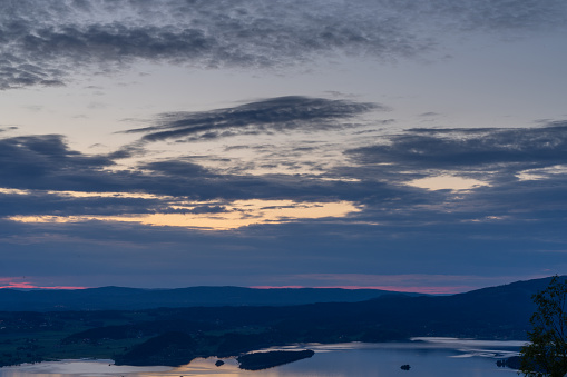 Puesta de sol sobre Tyrifjorden llamado Lago Tyri desde el mirador Vista del Rey (vista real) photo