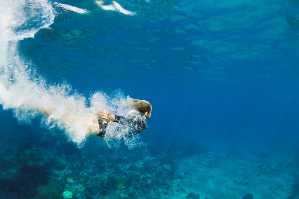 수중 다이빙을 하는 젊은 여성 - nusa lembongan 뉴스 사진 이미지