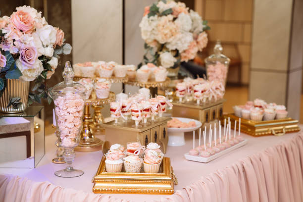 花瓶と皿のテーブルの上のキャンディバー、マカロン、マシュマロ、ケーキ、カップケーキ - macaroon cake candy variation ストックフォトと画像