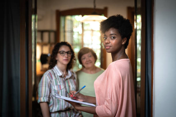 verticale d’une famille et d’un agent immobilier sur une réunion à la maison - lawyer family talking discussion photos et images de collection