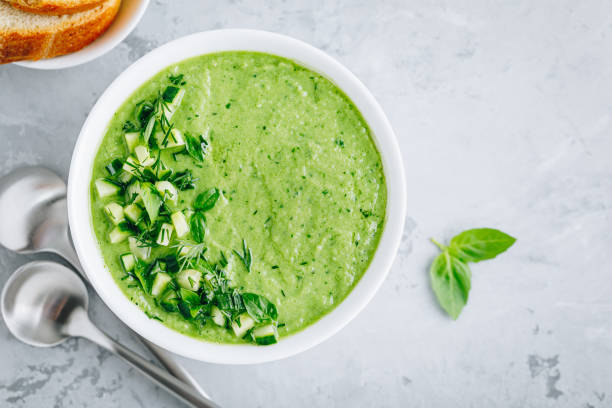 cetriolo gazpacho. zuppa estiva fresca verde fresca. - leaf vegetable broccoli spinach vegetable foto e immagini stock