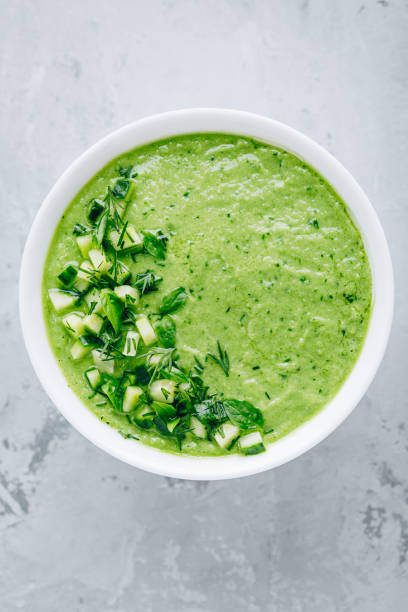 gazpacho de pepino. sopa verde de verano fría y fresca. - healthy eating food and drink raw leek fotografías e imágenes de stock