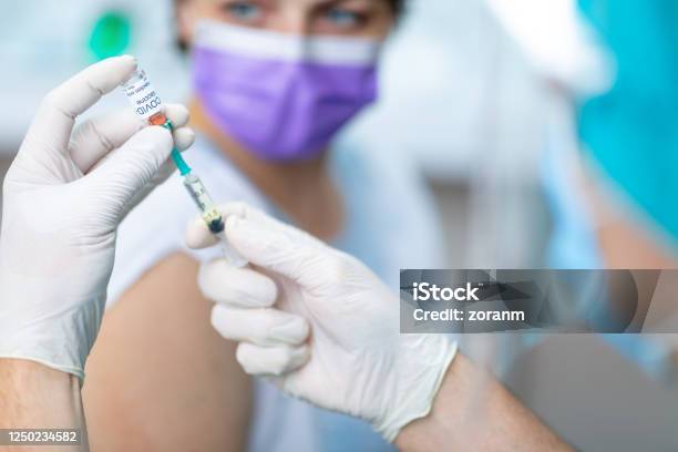 Kadın Hasta Için Covid19 Aşısı Hazırlayan Cerrahi Eldivendoktor Elleri Stok Fotoğraflar & COVID-19 Aşısı‘nin Daha Fazla Resimleri