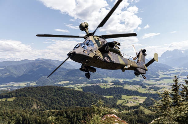 немецкий ударный вертолет пролетает над немецким ландшафтом - cannon mountain стоковые фото и изображения
