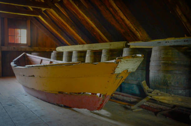 très vieux bateau détérioré dans le loft d’une ferme dans le village acadien, nouveau-brunswick, canada - 7656 photos et images de collection