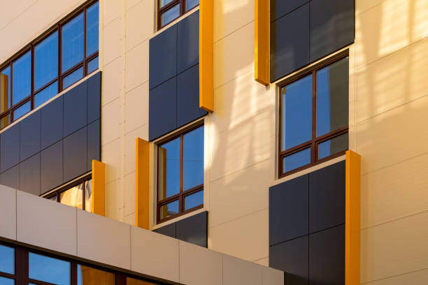 бежевый и коричневый современный вентилируемый ф�асад с окнами. фрагмент нового элитного жилого дома или торгового комплекса. часть городс� - front panel стоковые фото и изображения