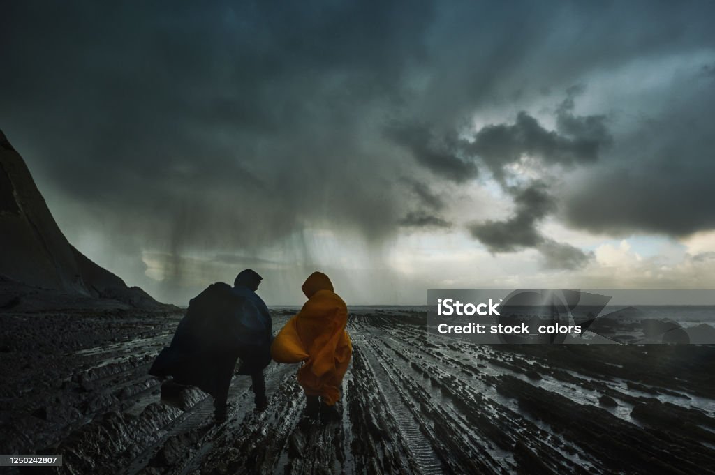 함께 폭풍우 2명에 대한 스톡 사진 및 기타 이미지 - 2명, 30-39세, 경관 - iStock