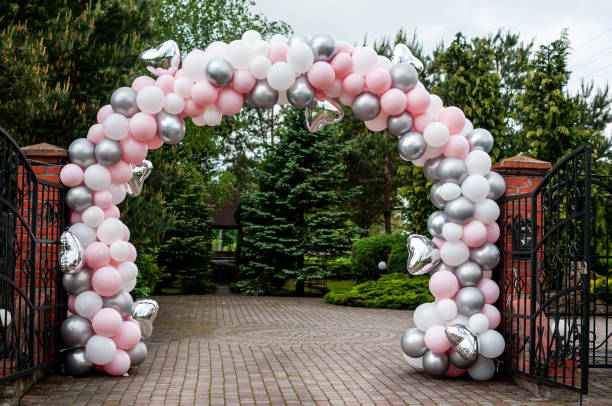 arco de boda hecho de globos inflables coloridos - globo decoración fotografías e imágenes de stock