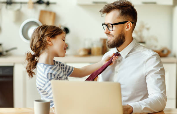 pozytywny biznesmen rozmawia z córką podczas przerwy w miejscu pracy w domu - family with one child domestic life caucasian love zdjęcia i obrazy z banku zdjęć