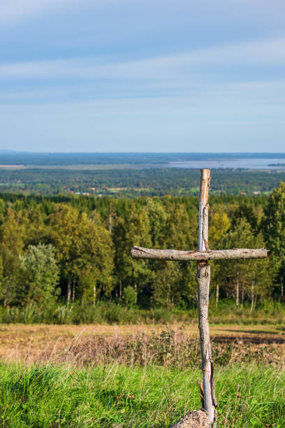 деревянный крест в красивом пейзаже - cross autumn sky beauty in nature стоковые фото и изображения