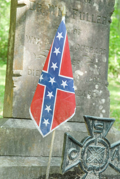 grave of confederate soldier decorated with confederate battle flag - confederate soldier imagens e fotografias de stock