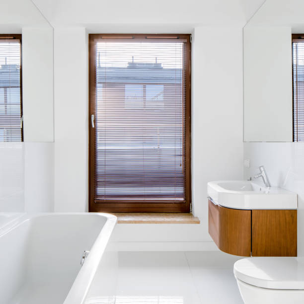 banheiro branco com janela - blinds wood bathroom indoors - fotografias e filmes do acervo