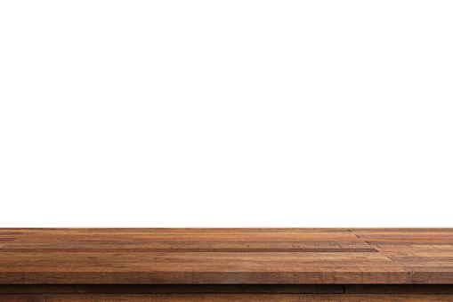 Mesa de madera vacía sobre fondo blanco aislado y montaje de pantalla con espacio de copia para el producto. photo