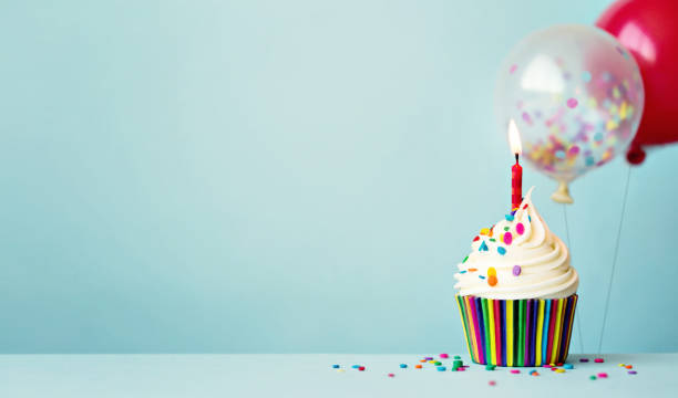 birthday cupcake with balloons - aniversário imagens e fotografias de stock