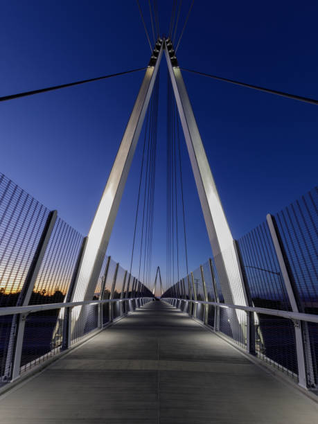 blue hour über mary avenue bicycle footbridge - sunnyvale california stock-fotos und bilder