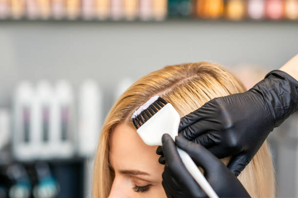 friseur farben weibliche kundenhaar - gefärbtes haar stock-fotos und bilder