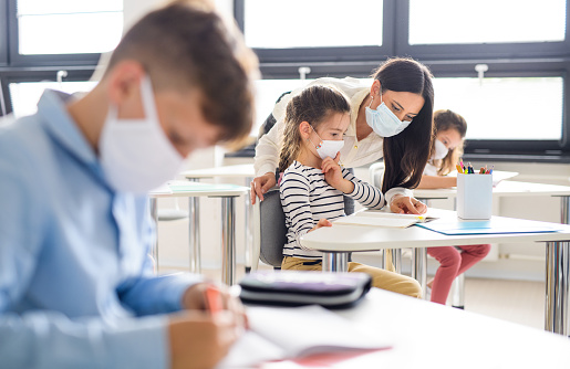 Grupo de niños con mascarilla en la escuela después de la cuarentena y el encierro de covid-19. photo