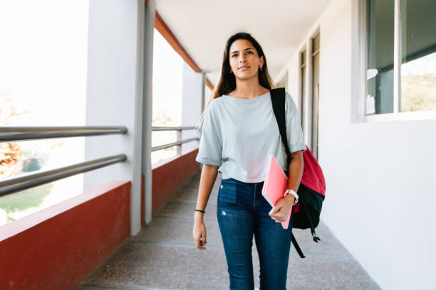 retrato de estudante universitário no campus - aluna da escola secundária - fotografias e filmes do acervo