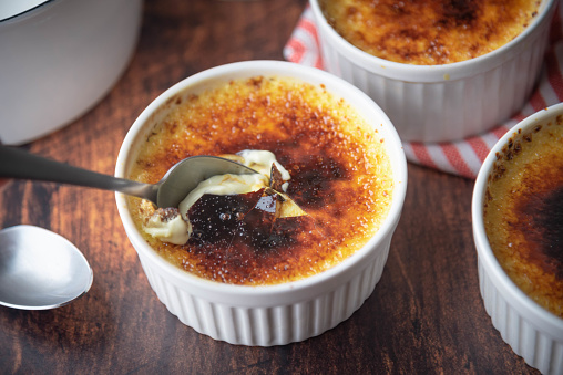 cracking creme brulee caramel  with spoon
