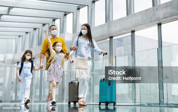 2人の子供を持つ家族は空港でフェイスマスクを着用して休日に行きます - 旅行のストックフォトや画像を多数ご用意 - 旅行, 家族, 空港