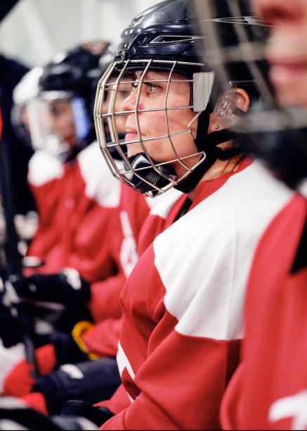 벤치에 여자 아이스 하키 팀 - womens ice hockey 뉴스 사진 이미지