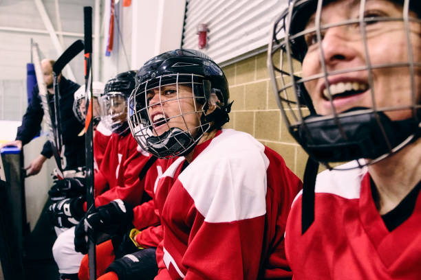 벤치에 여자 아이스 하키 팀 - womens ice hockey 뉴스 사진 이미지