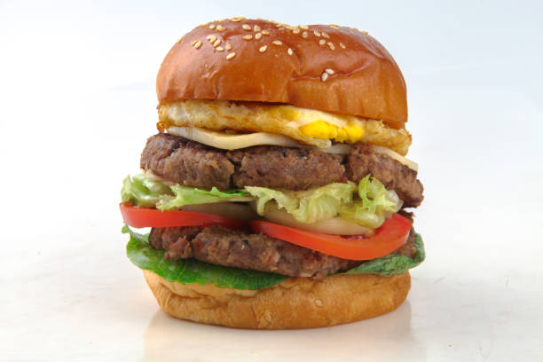 burger avec le boeuf double sur le fond blanc - symmetry burger hamburger cheese photos et images de collection