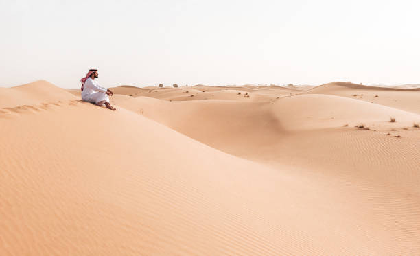 arabischer mann nachdenklich in der wüste - bahrain stock-fotos und bilder