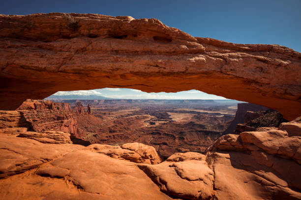 mesa arch em dia ensolarado. - canyonlands national park utah mesa arch natural arch - fotografias e filmes do acervo