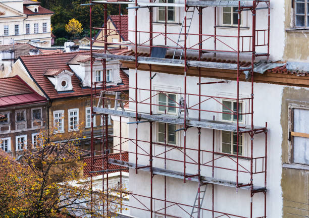 gebäudefassadensanierung, haussanierung, reparatur - restoring house scaffolding history stock-fotos und bilder