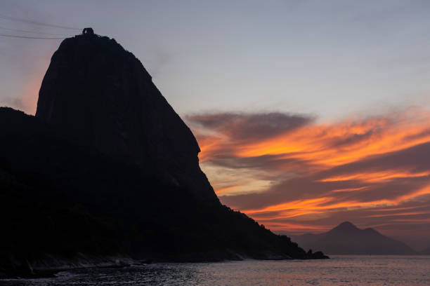 bellissima vista arancione sull'alba dal lungomare al pan di zucchero - urca rio de janeiro rainforest brazil foto e immagini stock