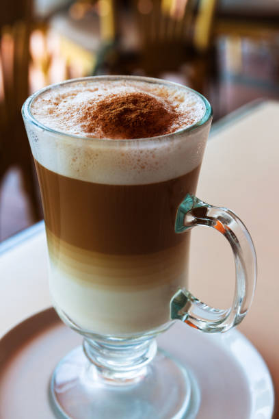 xícara de café irlandesa em uma mesa em um café - coffee hot drink cup teaspoon - fotografias e filmes do acervo