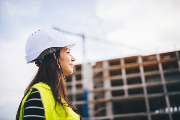 portret kobiety architekta na placu budowy. - hardhat portrait construction worker construction zdjęcia i obrazy z banku zdjęć