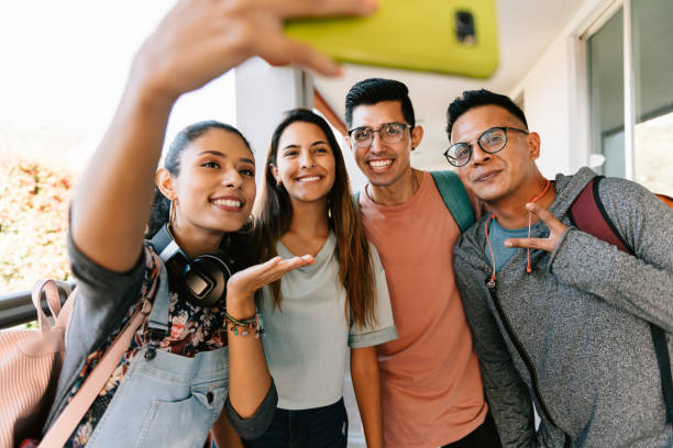 amigos tirando uma selfie no campus universitário - high school audio - fotografias e filmes do acervo