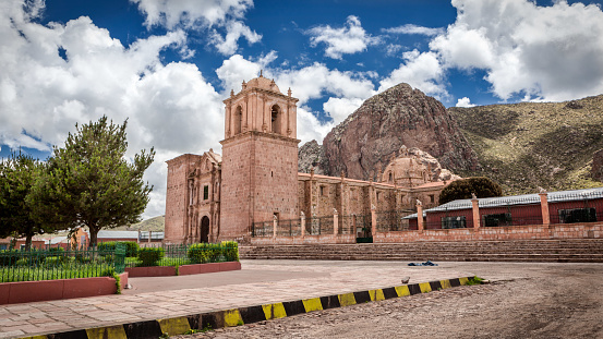 Iglesia de Pucara hecha de piedra rosa en las tierras altas peruanas photo