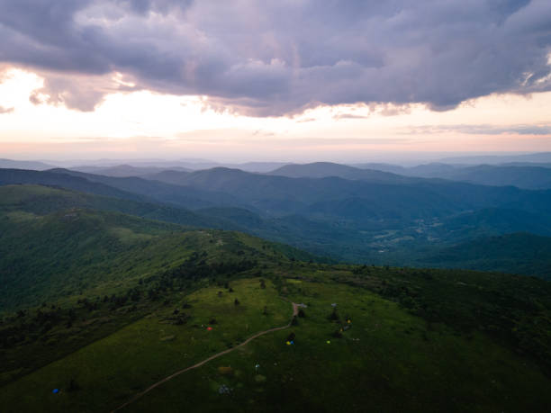 vista aerea del sentiero degli appalachi sul monte roan al tramonto - blue ridge mountains mountain range north carolina tennessee foto e immagini stock