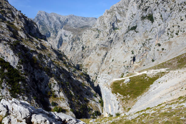 picchi d'europa - cantabria picos de europe mountains panoramic asturias foto e immagini stock