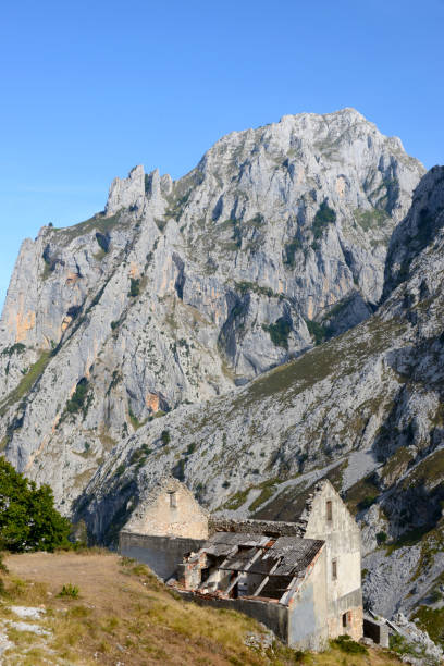 picchi d'europa - cantabria picos de europe mountains panoramic asturias foto e immagini stock