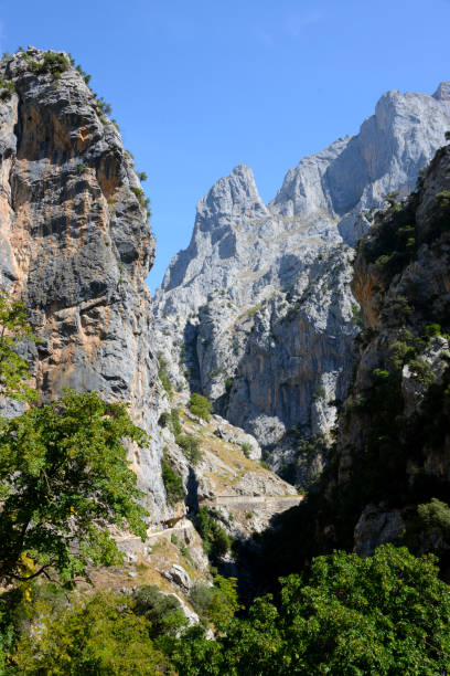 vette d'europa - cantabria picos de europe mountains panoramic asturias foto e immagini stock