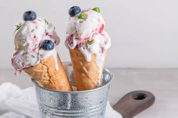 postre de helado con arándanos frescos y hojas de tomillo - gourmet waffle raspberry berry fruit fotografías e imágenes de stock