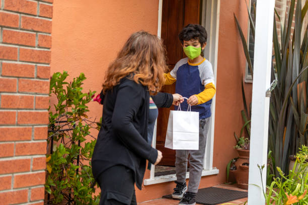 istock Social Distancing Visit and Delivery 1250348388