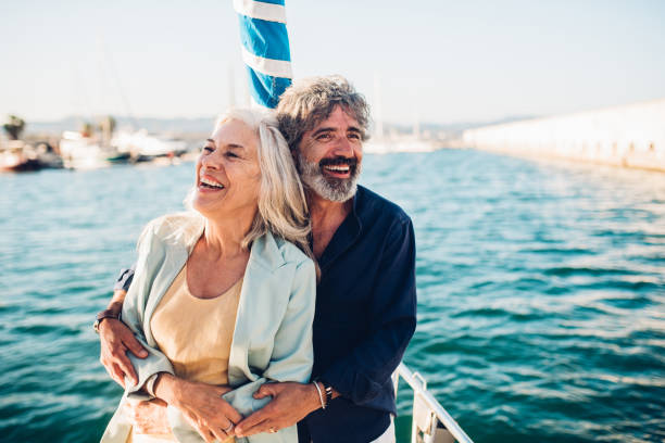 personas mayores en el amor disfrutando de sus vacaciones románticas de crucero - cruise passenger ship nautical vessel vacations fotografías e imágenes de stock