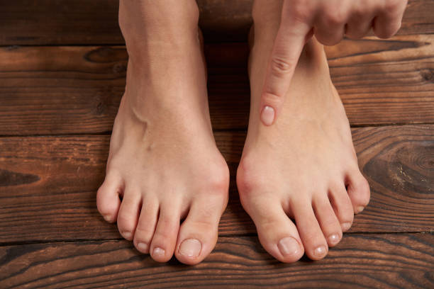 木製の背景に近い女性の足のhlluxバルガス - misalignment ストックフォトと画像