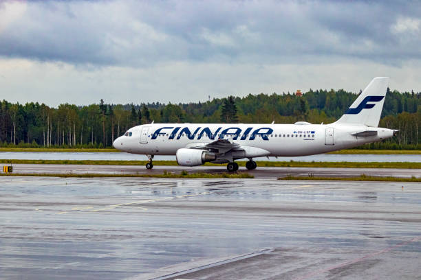 finnair airbus a320 oh-lxf all'aeroporto di helsinki-vantaa il giorno freddo e umido di agosto - runway airport rain wet foto e immagini stock