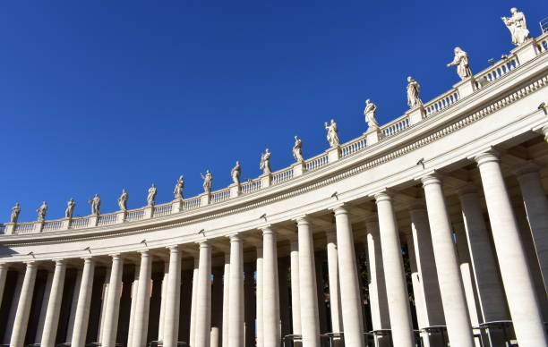 kolumnada berniniego i posągi na placu świętego piotra. watykan, rzym, włochy. - rome italy vatican st peters basilica zdjęcia i obrazy z banku zdjęć
